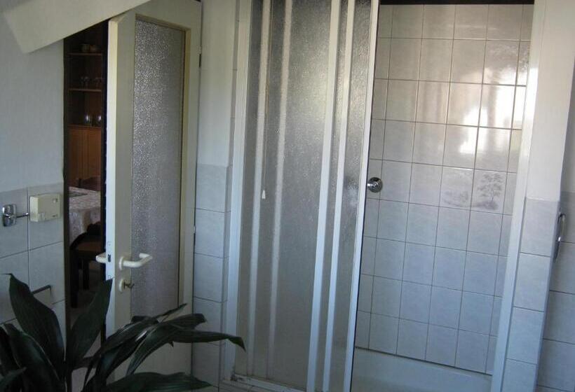 جناح جونيور, Privat Apartma Ulrych