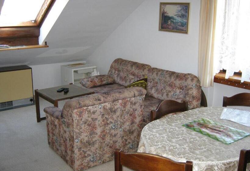 جناح جونيور, Privat Apartma Ulrych