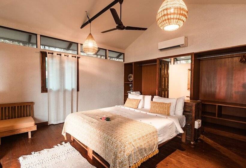 小室, Anahata Retreat Sea Front Resort