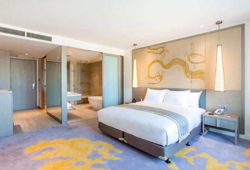带大床的俱乐部房间, Crowne Plaza Vientiane, An Ihg