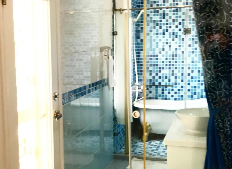 اتاق لوکس چهار تخته, 4 Seasons Garden B&b