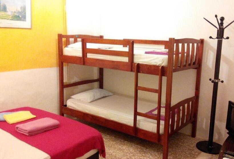 Семейный Номер Совместный Санузел, Cocoa Mews Cafe & Homestay   Hostel