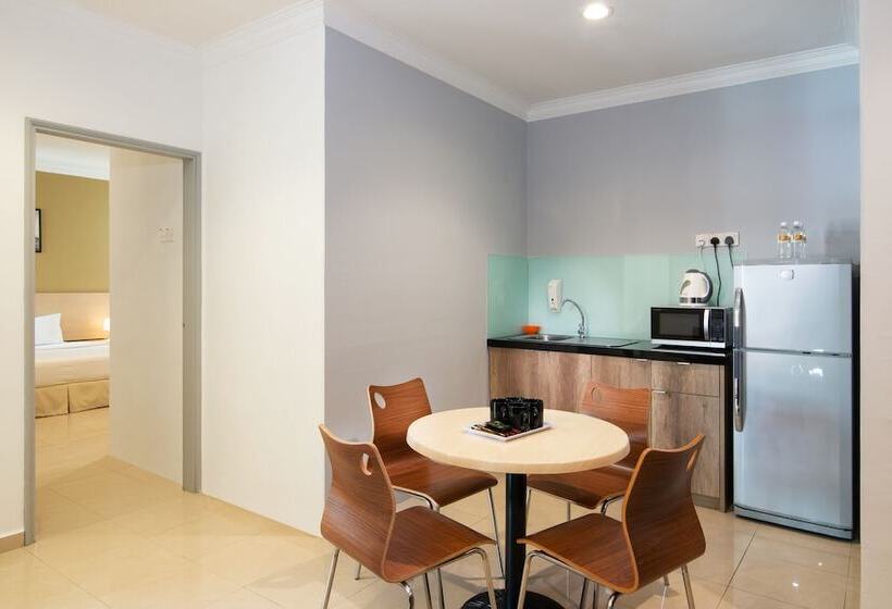 Апартаменты Deluxe 2 Спальни, Golden View Serviced Apartment