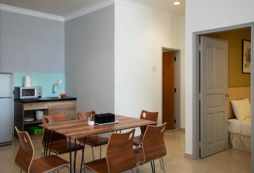 Апартаменты Superior 3 Спальни, Golden View Serviced Apartment