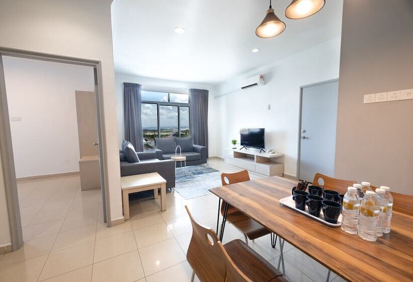 Апартаменты Deluxe 3 Спальни, Golden View Serviced Apartment