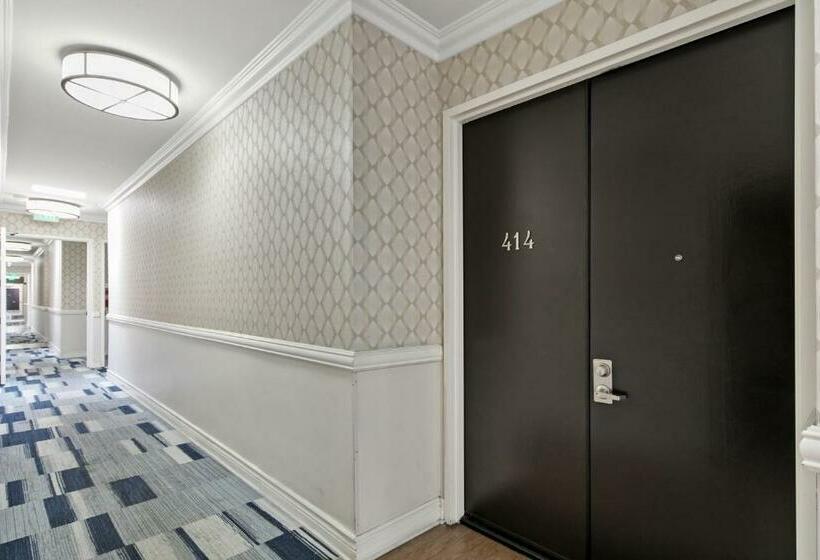 דירת פנטהאוז 1 חדרי שינה, Beverly Hills 2 Bed 2 Bath Penthouse With Den And Parking 414