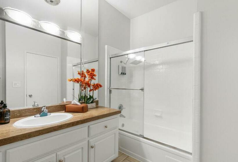 דירת פנטהאוז 1 חדרי שינה, Beverly Hills 2 Bed 2 Bath Penthouse With Den And Parking 414