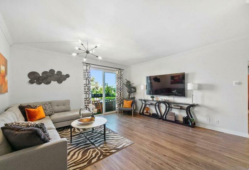 דירת פנטהאוז 1 חדרי שינה, Beverly Hills 2 Bed 2 Bath Penthouse With Den And Parking 414