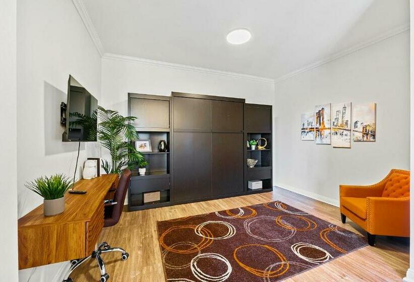 דירת פנטהאוז 1 חדרי שינה, Beverly Hills 2 Bed 2 Bath Penthouse With Den And Parking 414