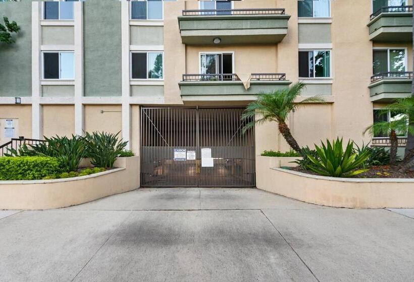 דירת פנטהאוז 1 חדרי שינה, Beverly Hills 2 Bed 2 Bath Penthouse With Den And Parking 414