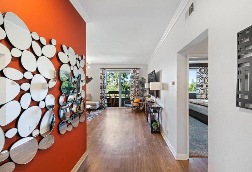 דירת פנטהאוז 1 חדרי שינה, Beverly Hills 2 Bed 2 Bath Penthouse With Den And Parking 414