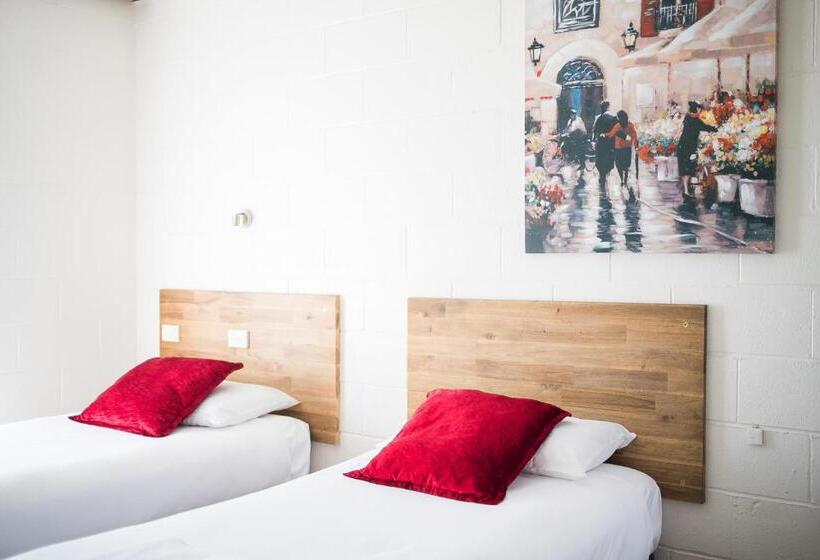 패밀리 룸, Plainsman Motel