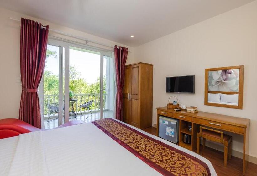 اتاق لوکس با بالکن, T&t Resort And Spa