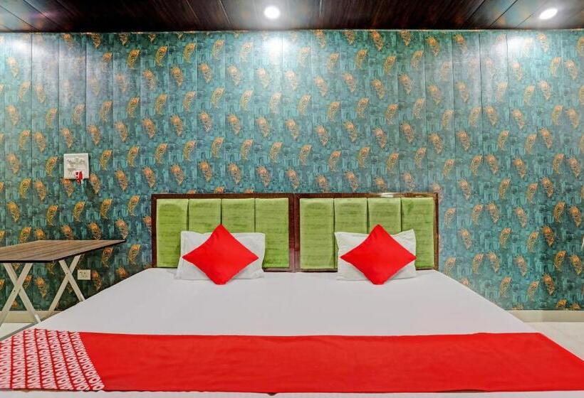 Трехместный Номер Классика, Oyo Flagship K1 Hotel And Restaurant