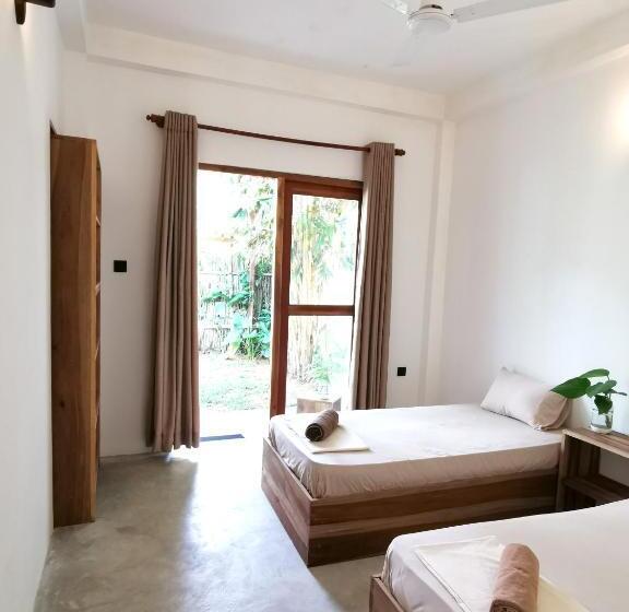 Трехместный Номер Стандарт Вид на Сад, Back Yard Madiha   Restaurant And Rooms