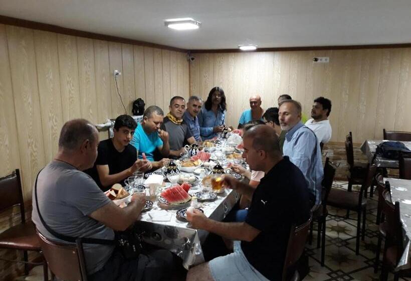 חדר משפחתי, Hello Hostel