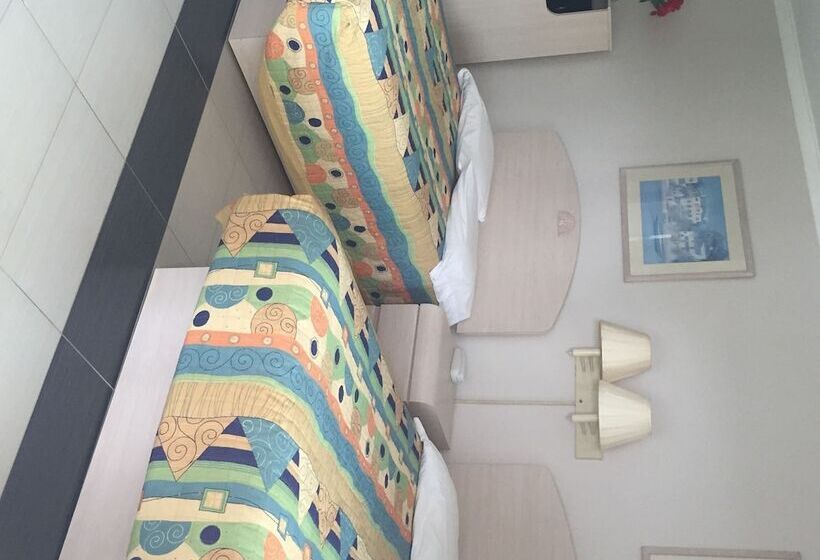 带2个双人床的标准工作室, Apollo Inn   Cocoa