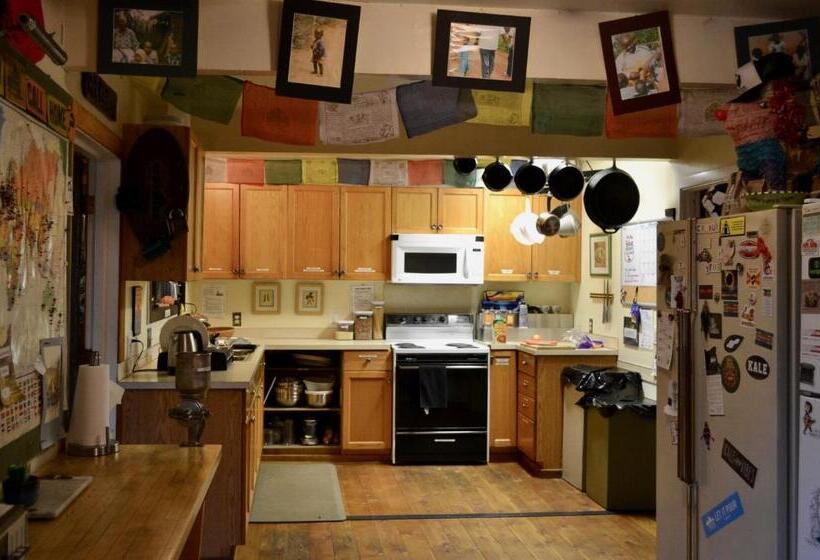 Quarto Economy, Eugene Lodge And International Hostel