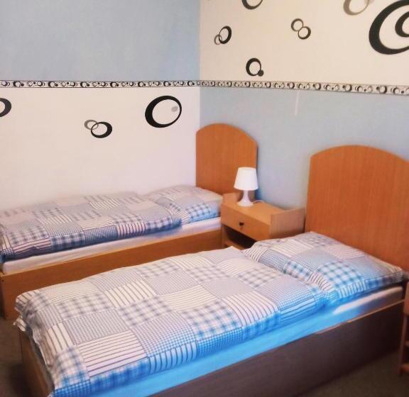 Habitación Triple Estándar con Vistas, Hostinec U Kačaby
