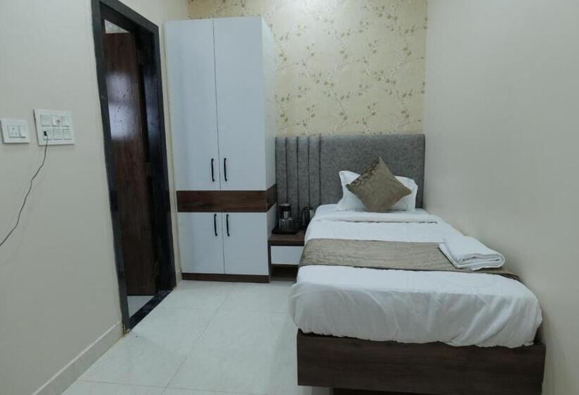 Quarto Deluxe, Adhiraj Inn