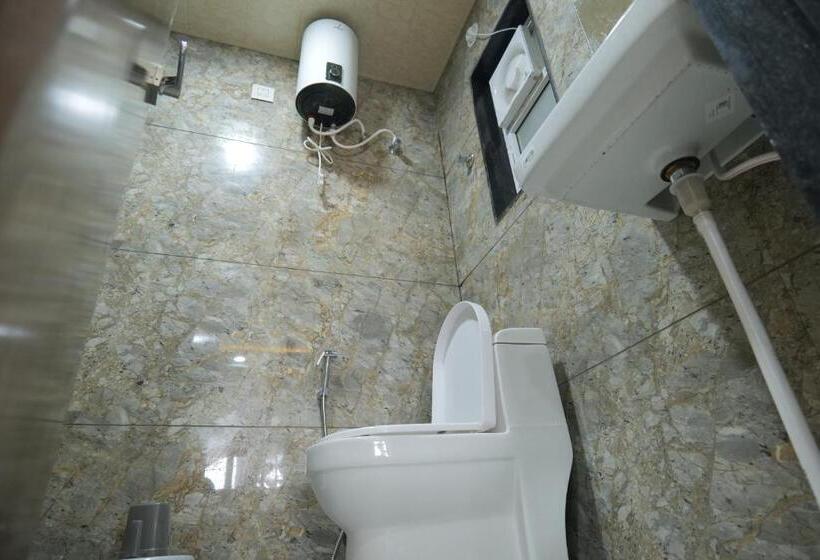 Quarto Superior, Adhiraj Inn