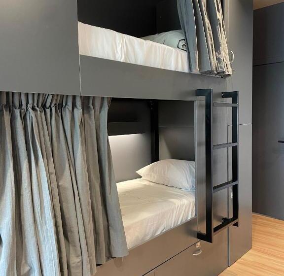 اتاق خانوادگی, Mons Hostel