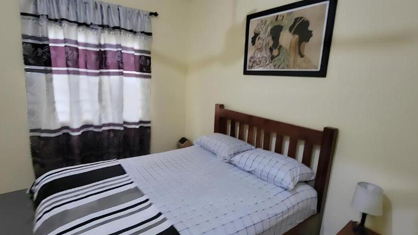 带阳台的三人标准间, Lord S Hands Guest House Hotel