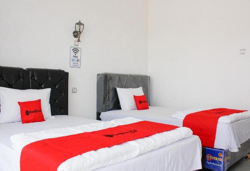 Номер Deluxe, Reddoorz Syariah Near Kawasan Wisata Gunung Prau Dieng