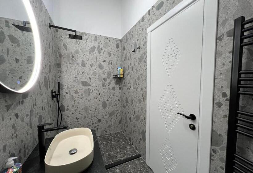 스위트 킹사이즈 침대, Chestnut Hill