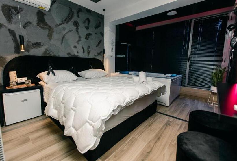 스위트, Love Hotel Tirana