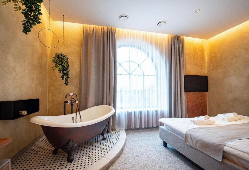 Полулюкс с Балконом, Bordűr Wellness Hotel Superior és Szőnyegmúzeum