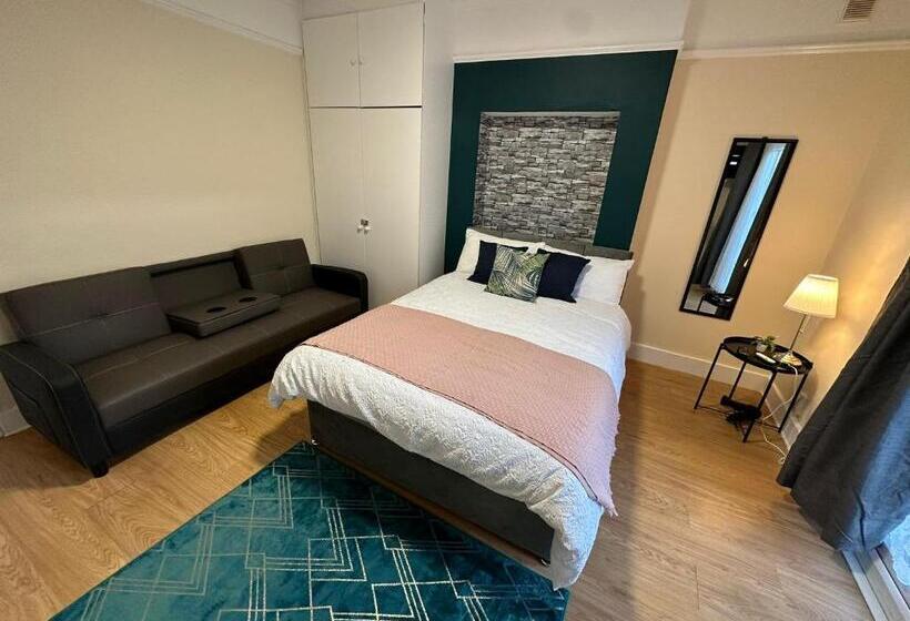 חדר משפחתי נוף לגינה, Willesden Guest Room 130