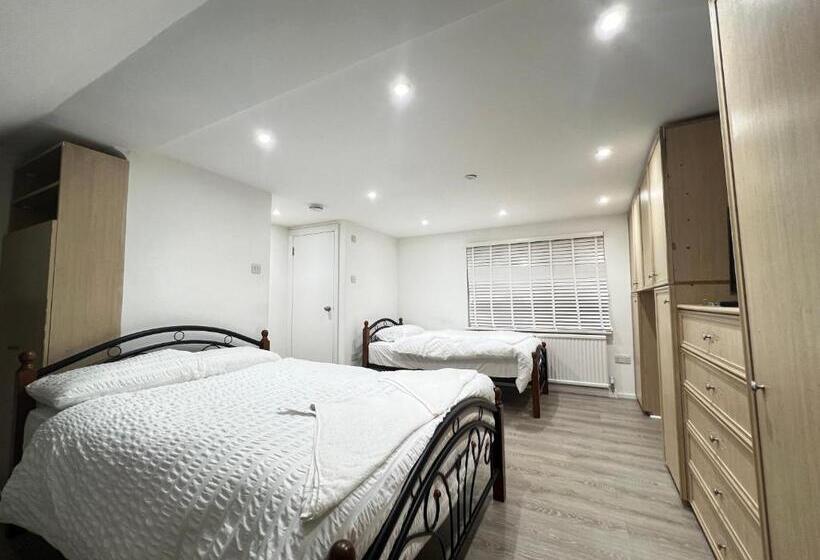 Номер Стандарт Трехместный, Stayeasy En Suite London