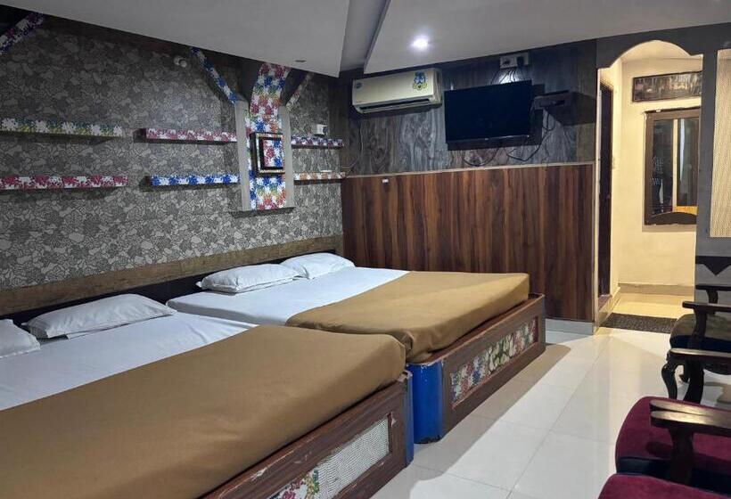 四人豪华间, Staymaker Hotel Raj Empire