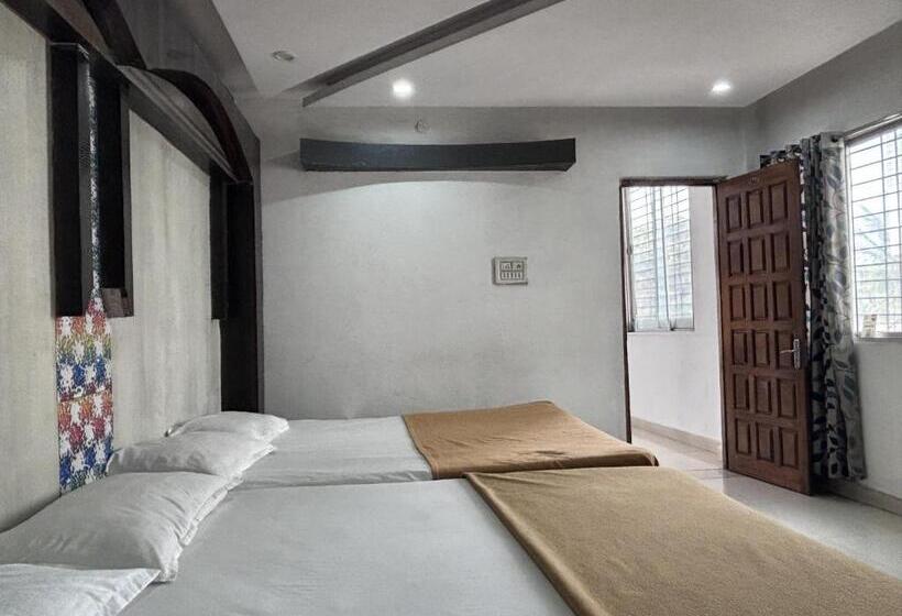 四人豪华间, Staymaker Hotel Raj Empire