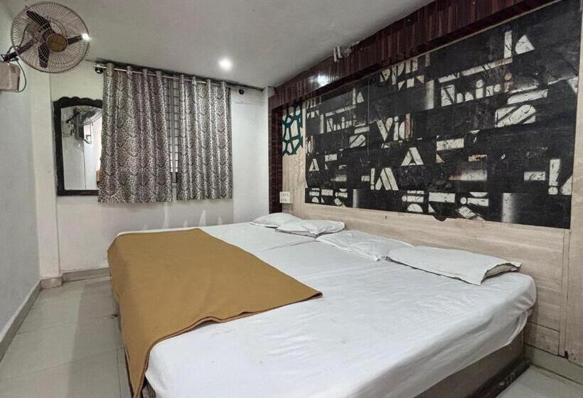 四人豪华间, Staymaker Hotel Raj Empire