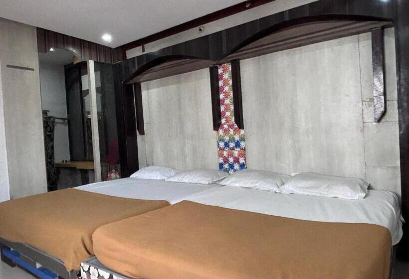 四人豪华间, Staymaker Hotel Raj Empire