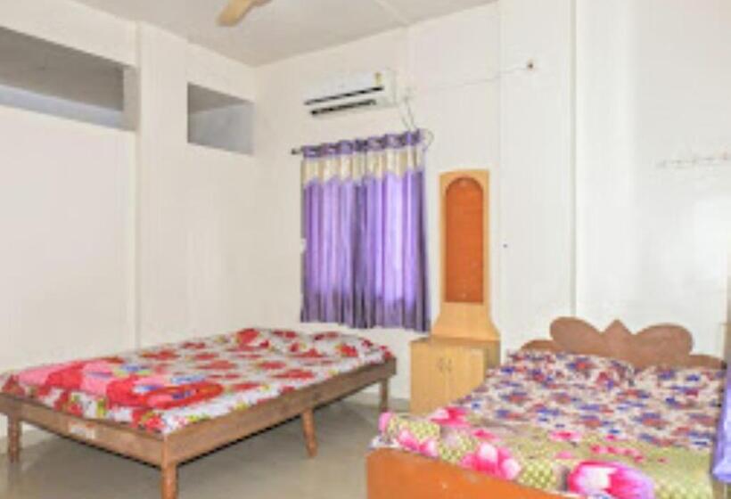 Номер Deluxe, Raj Lodging Satara