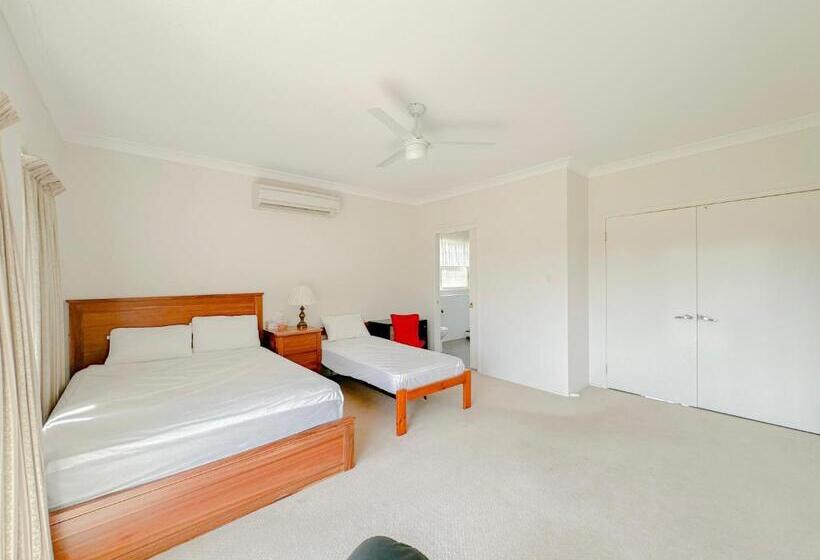 Family Suite, Sydney Farm Stay    Live With Nature And Animals
