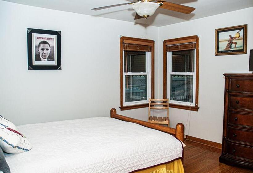 Quarto Estandar Individual, 3 Bedroom, 2 Bathroom, Full Finished Basement Bungalow, Near Oaklawn