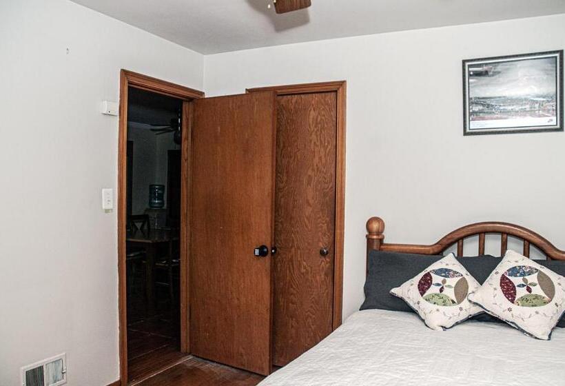 Quarto Estandar Individual, 3 Bedroom, 2 Bathroom, Full Finished Basement Bungalow, Near Oaklawn