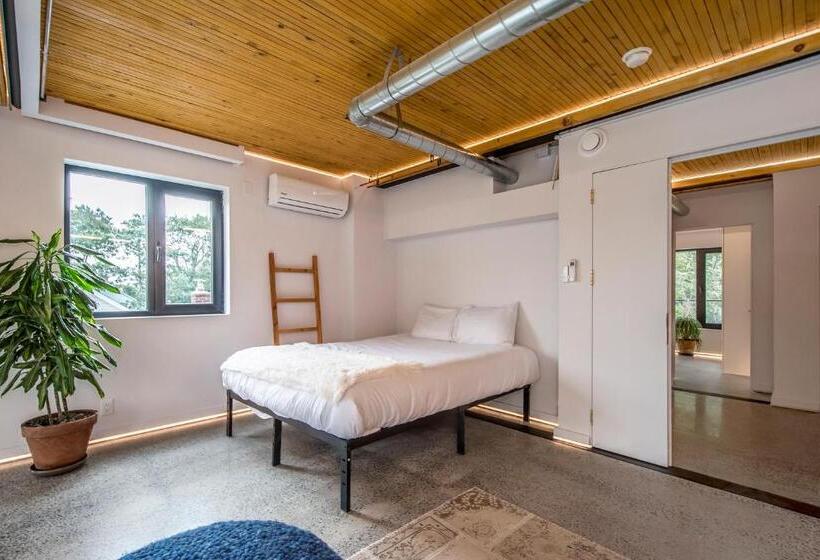 デラックスルーム, Luxury Bnb   Halifax Rooftop
