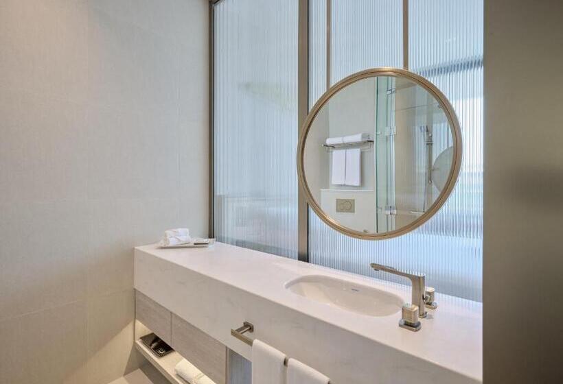 اتاق دلوکس با تخت کینگ و چشم‌انداز, Arabella Beach Hotel Kuwait Vignette Collection, An Ihg