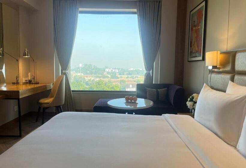 اتاق استاندارد با تخت بزرگ برای معلولان, Ramada Encore By Wyndham Amritsar Airport