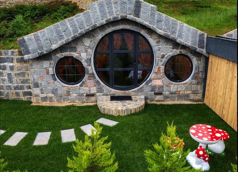اتاق لوکس, Hobbit Chalet