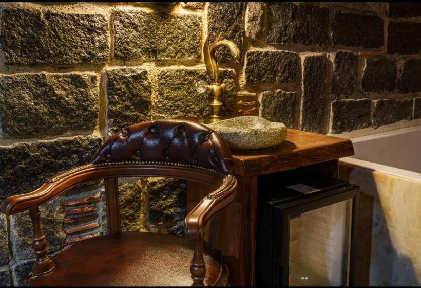 اتاق لوکس با تخت بزرگ, Hobbit Chalet