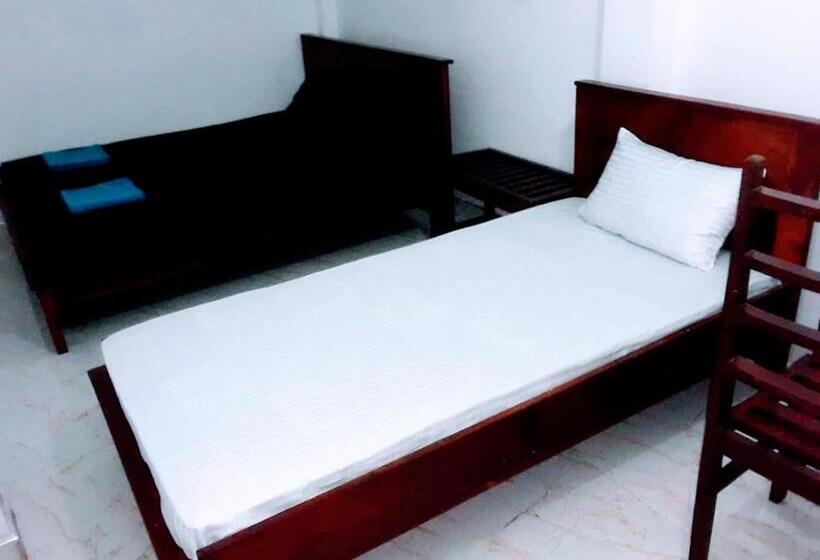 Quarto Triplo Estandar, Black And White Kandy Guest House 01