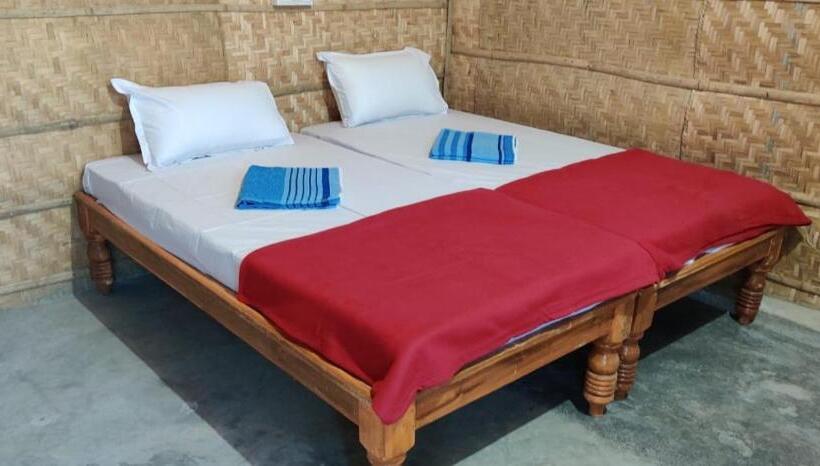اتاق استاندارد چهارنفره با بالکن, Om Home Hampi