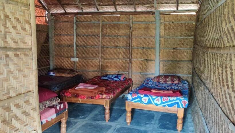 اتاق استاندارد چهارنفره با بالکن, Om Home Hampi