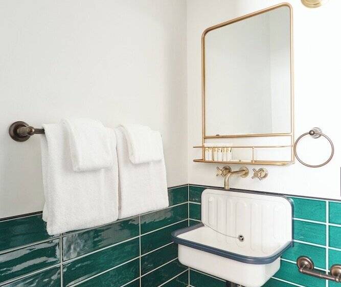Quarto Deluxe, Sonder The Baker
